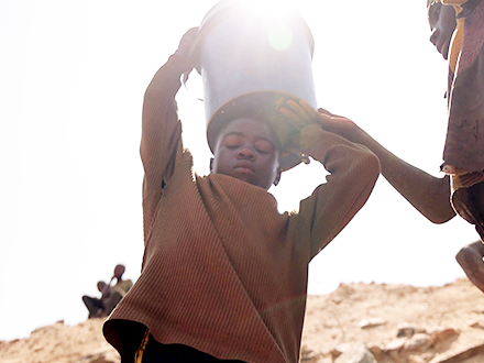 물을 깃는 아이